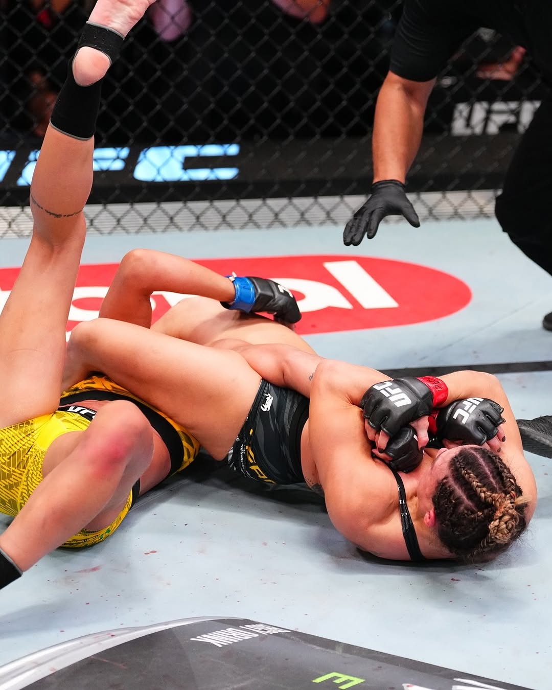 Mackenzie Dern venceu e levou bônus no UFC Vegas 101 (Foto: Divulgação/UFC)