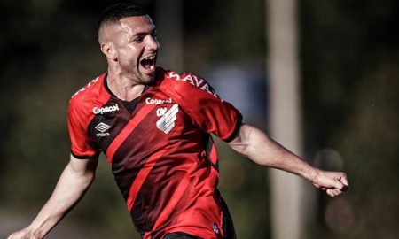 Léo Ataíde em ação pelo Athletico. (Foto: Reprodução/Matheus Sebenello)