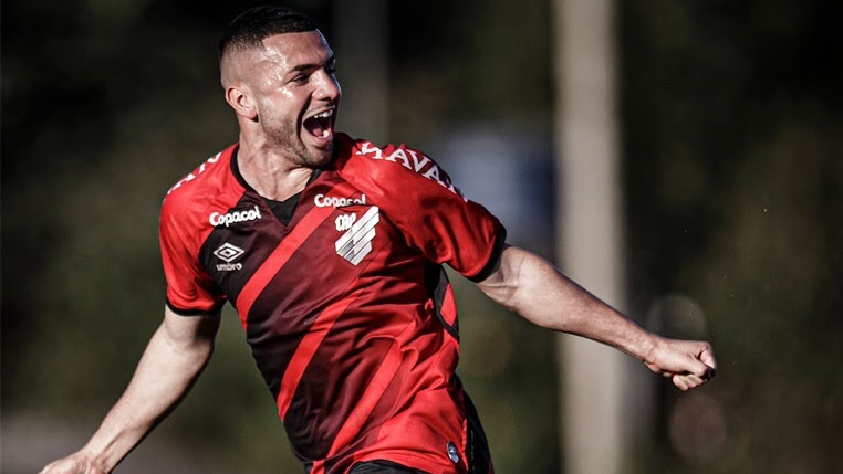 Léo Ataíde em ação pelo Athletico. (Foto: Reprodução/Matheus Sebenello)