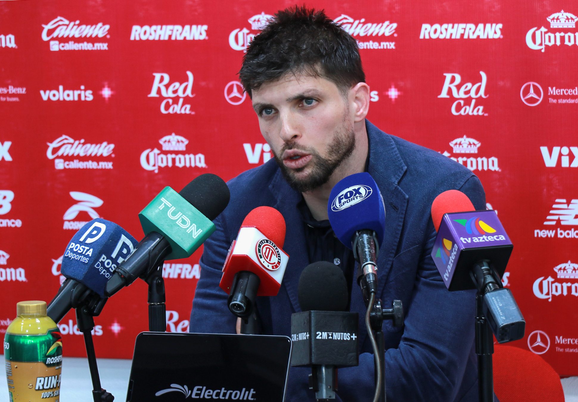 Tiago Volpi em coletiva de despedida do Toluca. (Foto: Divulgação/Toluca)