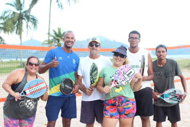 Zé Luiz de azul e verde e alguns dos participantes da clínica (Foto: Divulgação)