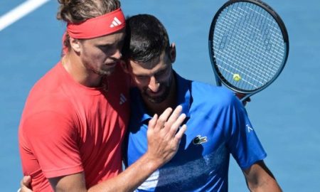 Zverev de vermelho e Djokovic de azul (Foto: Pete Staples/ATP)