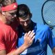 Zverev de vermelho e Djokovic de azul (Foto: Pete Staples/ATP)