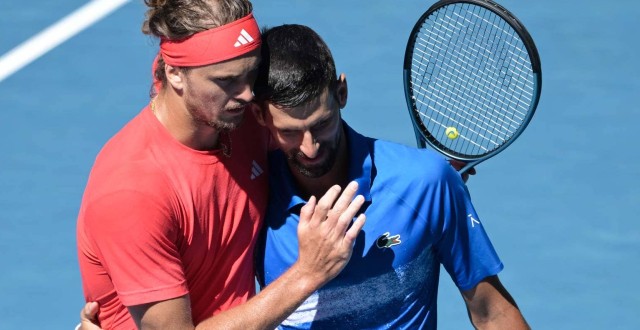 Zverev de vermelho e Djokovic de azul (Foto: Pete Staples/ATP)