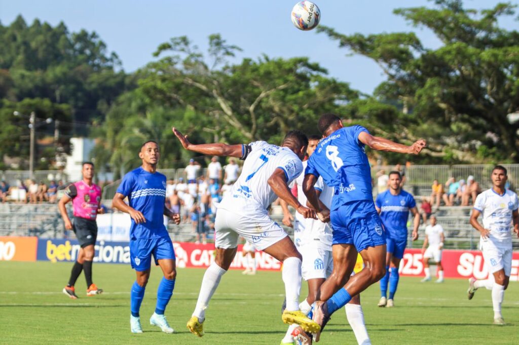 Caravaggio e Barra em ação pelo Catarinense. (Foto: Reprodução/Caravaggio FC)