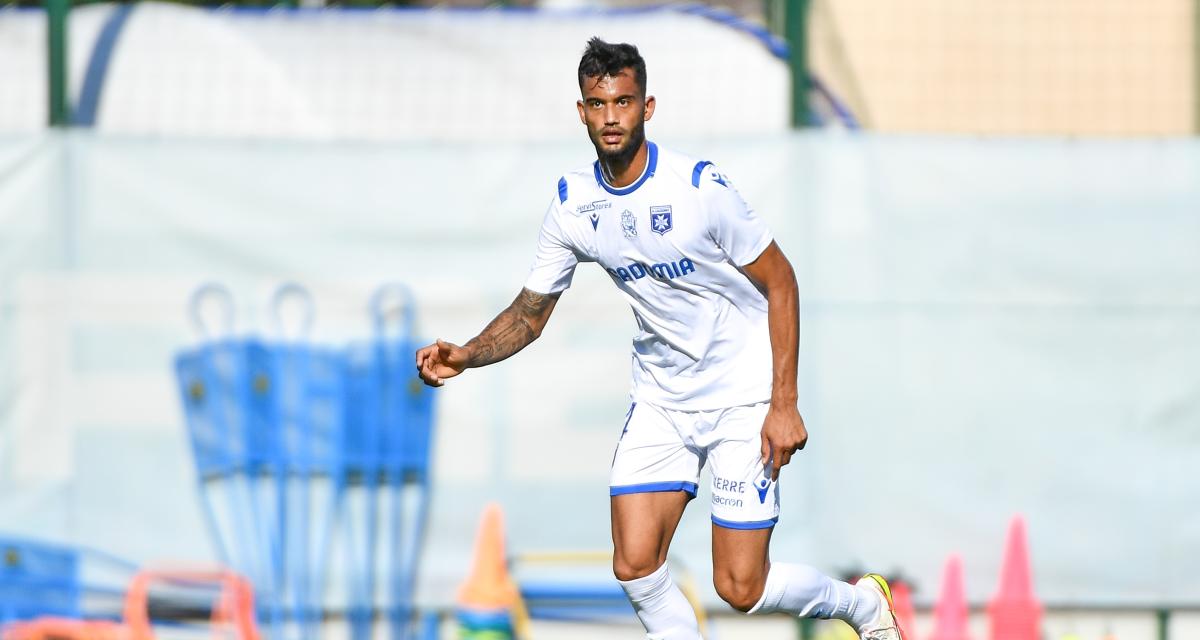 Jubal com a camisa do Auxerre, da França. (Foto: Reprodução/Icon Sport)