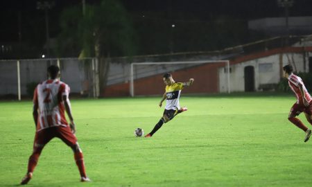 Paulo Vitor em ação com a camisa do Criciúma. (Foto: Celso da Luz/Assessoria de Imprensa do CEC)