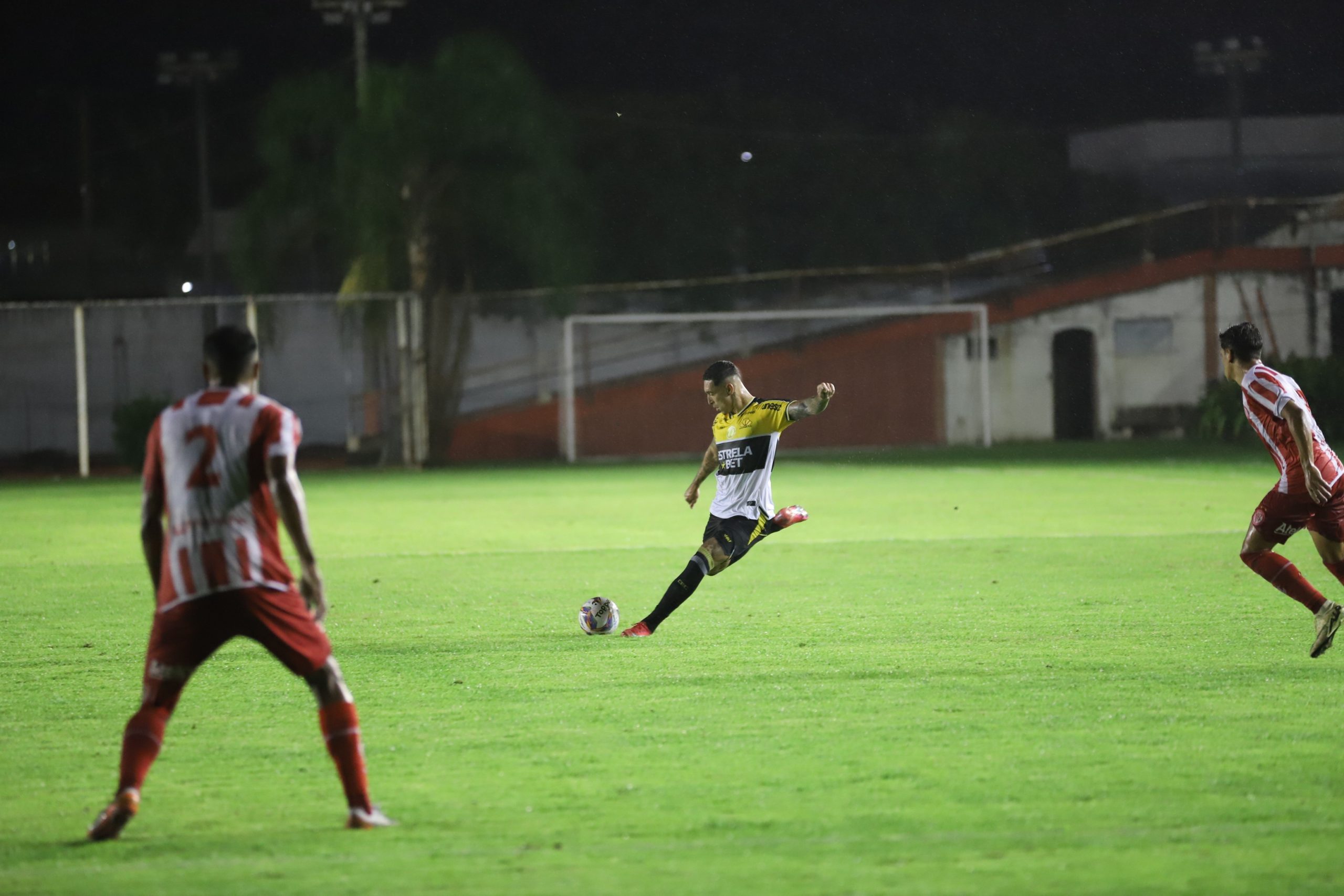 Paulo Vitor em ação com a camisa do Criciúma. (Foto: Celso da Luz/Assessoria de Imprensa do CEC)