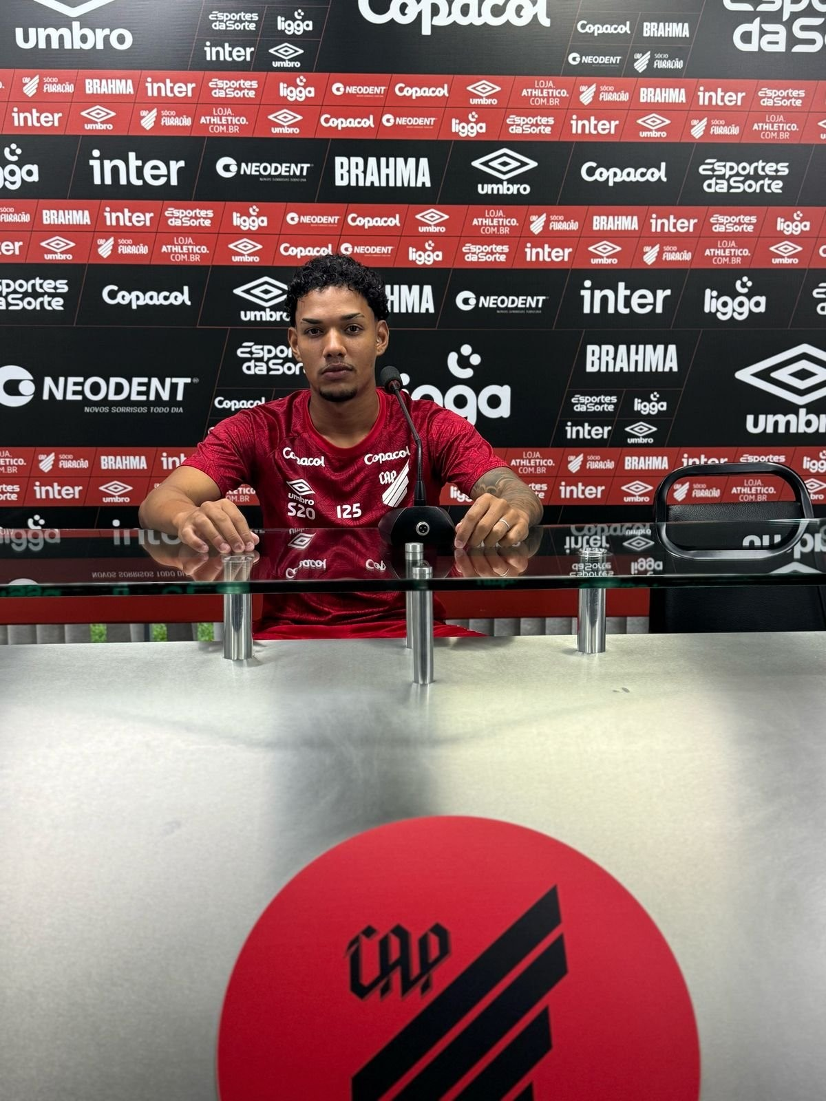 Mayke é apresentado pelo Athletico. (Foto: Reprodução)