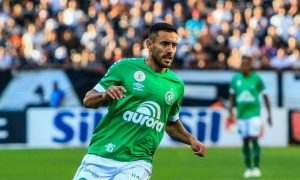 Alan Ruschel com a camisa da Chapecoense. (Foto: Márcio Cunha/ACF)