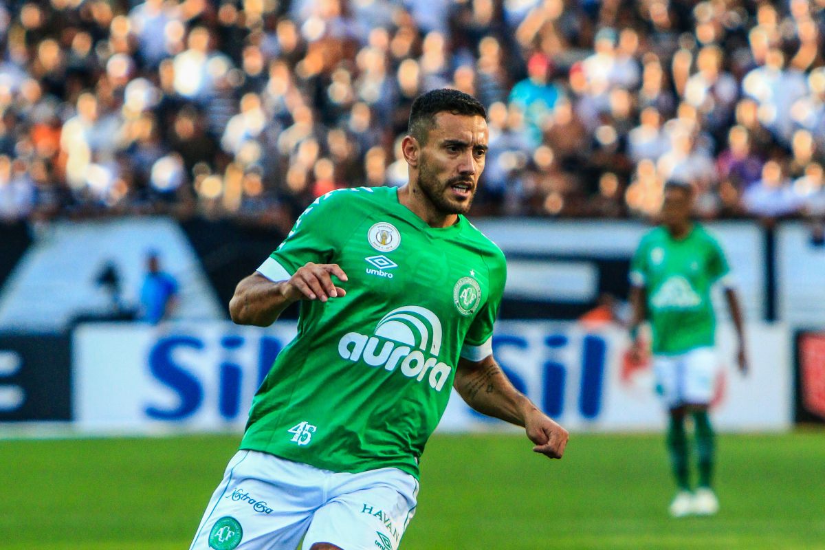 Alan Ruschel com a camisa da Chapecoense. (Foto: Márcio Cunha/ACF)