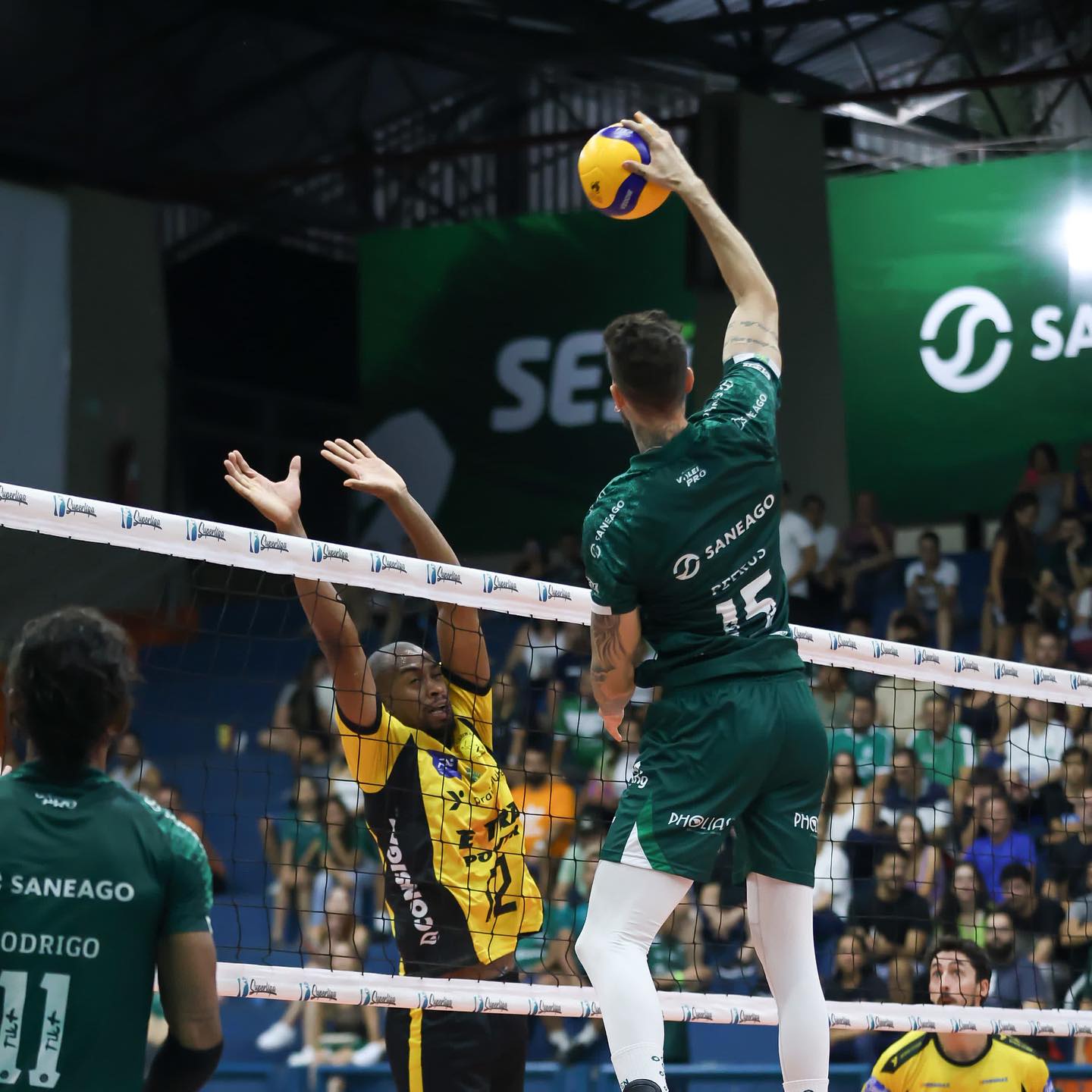 Goiás e Praia Clube pela Superliga (Foto: Karen Yohanna/Goiás Vôlei)