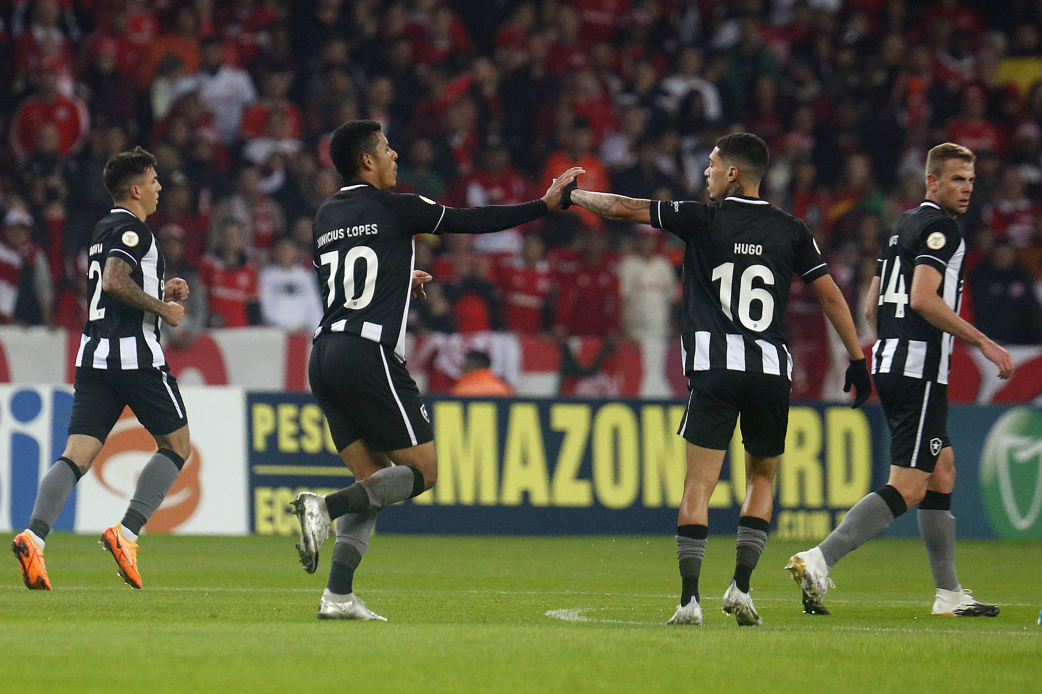 Jogadores do Botafogo comemorando a vitória sobre o Internacional. (Foto: Vitor Silva/Botafogo)