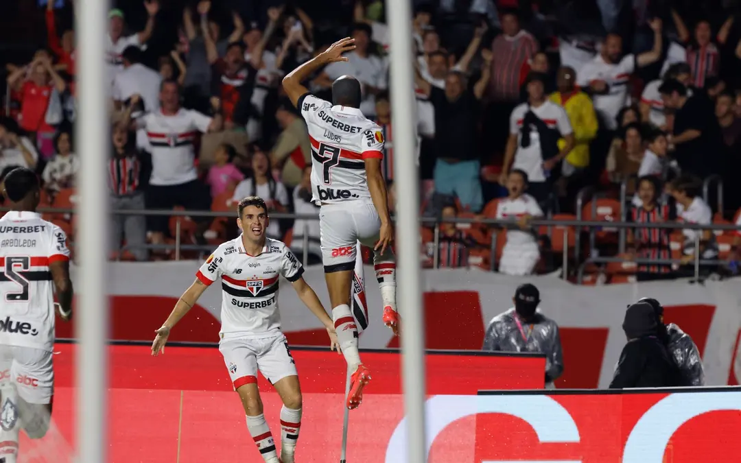 Oscar e Lucas. (Foto de Rubens Chiri, Paulo Pinto e Miguel Schincariol/Saopaulofc.net)