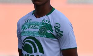 Vinicius Balieiro com a camisa da Chapecoense. (Foto: João Heemann/ACF)