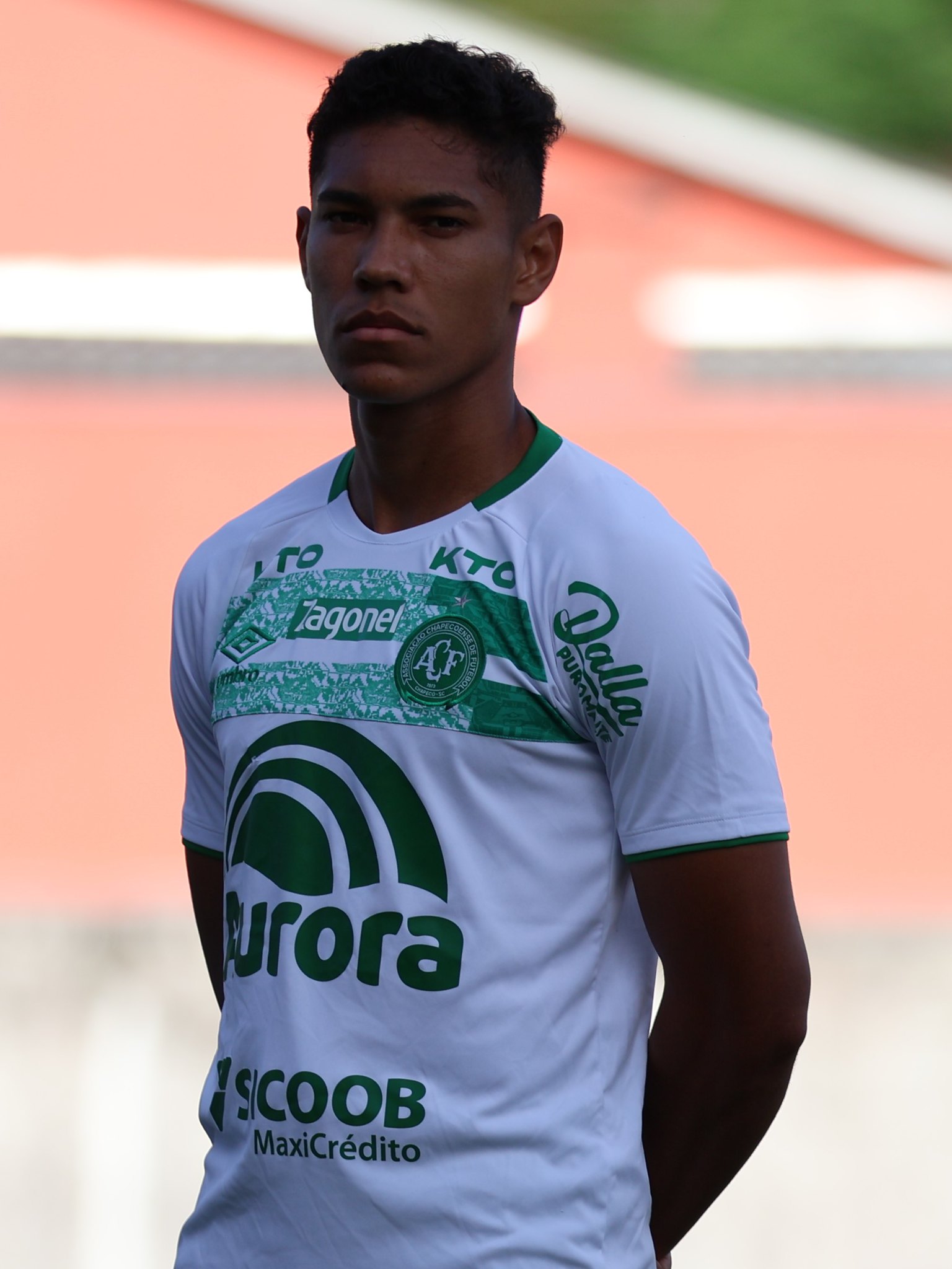 Vinicius Balieiro com a camisa da Chapecoense. (Foto: João Heemann/ACF)