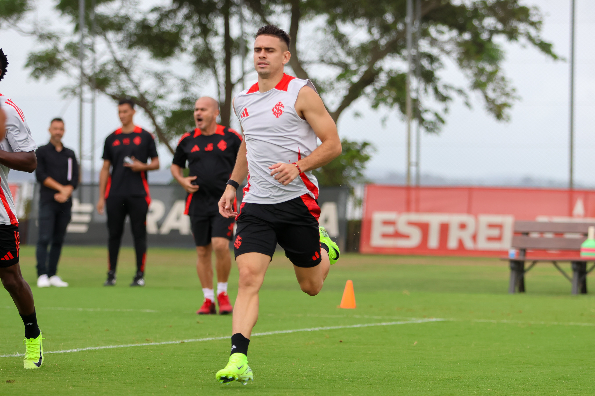 Rafael Borré em treino pelo Inter. (Foto: Ricardo Duarte/SCI)