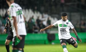 Lucas Ronier em ação pelo Coritiba. (Foto: Reprodução/CFC)