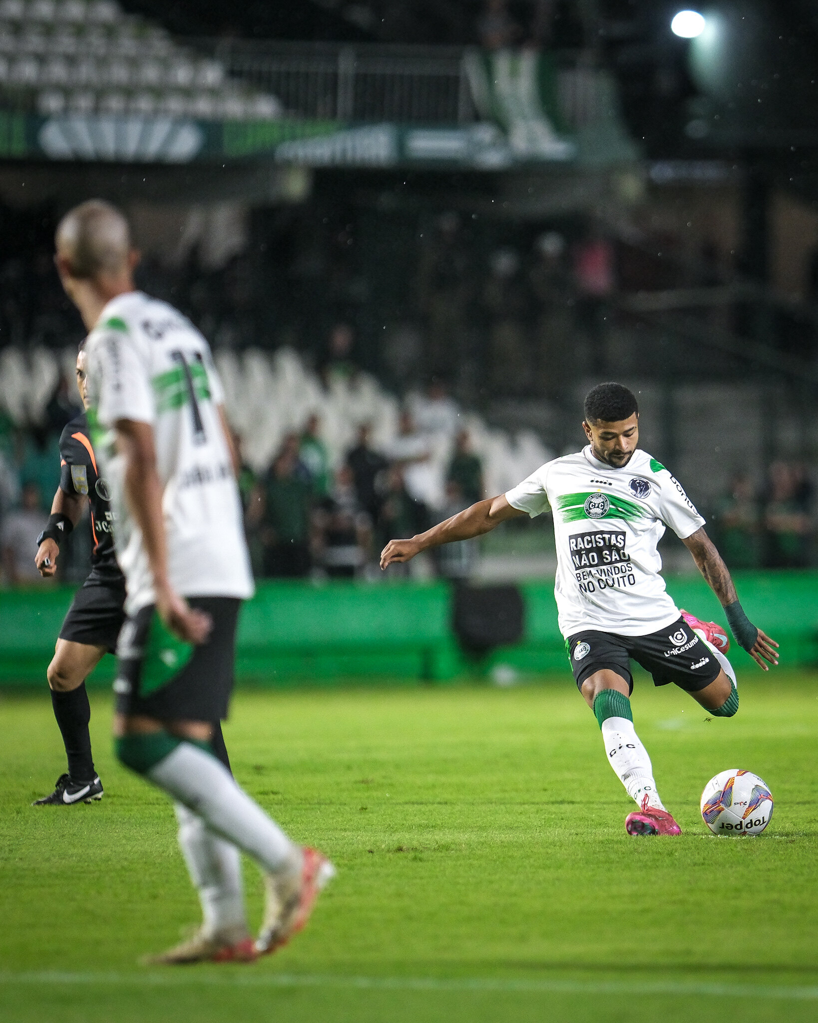 Lucas Ronier em ação pelo Coritiba. (Foto: Reprodução/CFC)