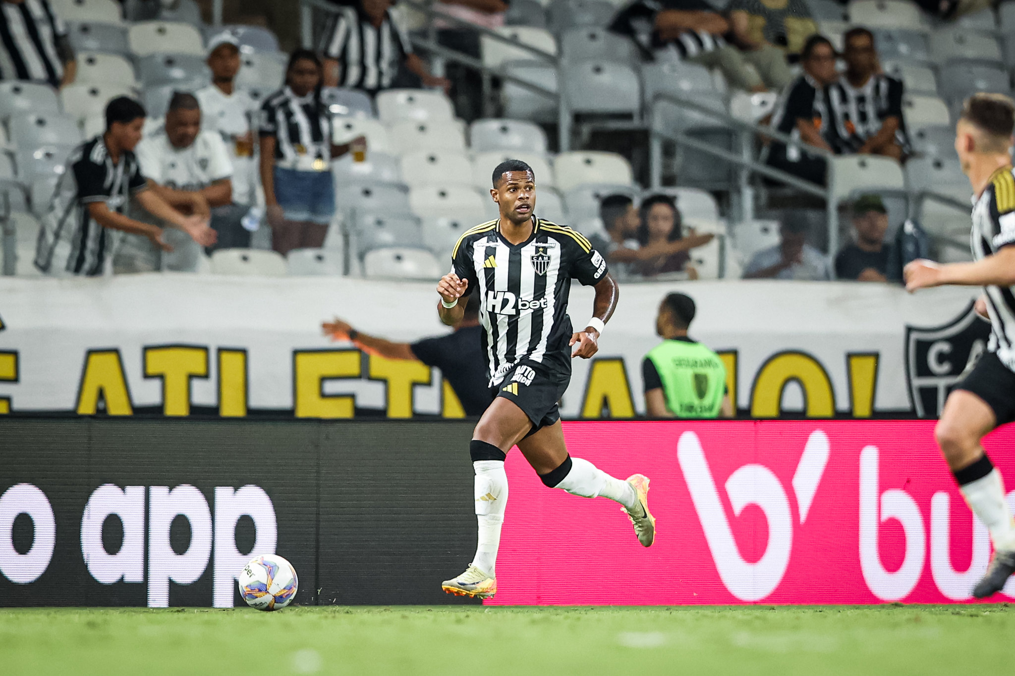 Junior Santos em ação pelo Atlético. (Foto: Pedro Souza / Atlético)