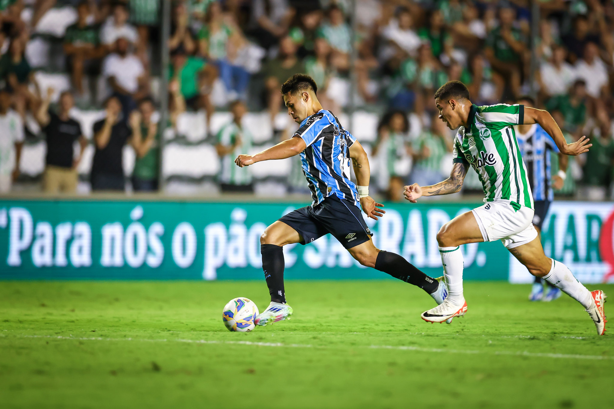 Aravena em ação contra o Juventude. (Foto: Lucas Uebel/GFBPA)