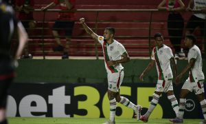 Renan Peixoto comemora gol pela Portuguesa. (Foto: Alexandre Battibugli/Ag. Paulistão)