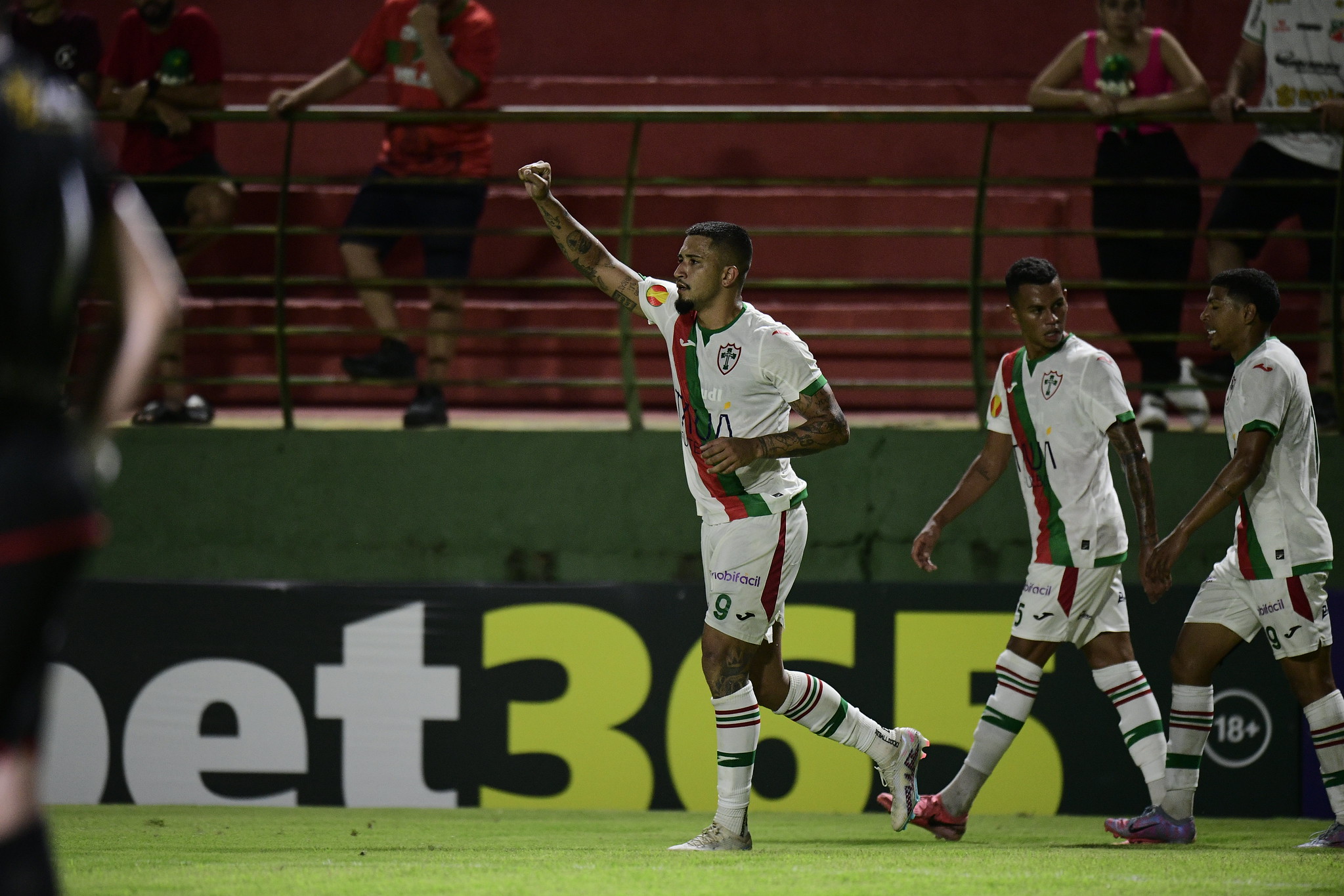 Renan Peixoto comemora gol pela Portuguesa. (Foto: Alexandre Battibugli/Ag. Paulistão)