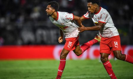 Matheus Fernandes e Andres Hurtado, jogadores do Red Bull Bragantino. (Foto: Ari Ferreira/Red Bull Bragantino)