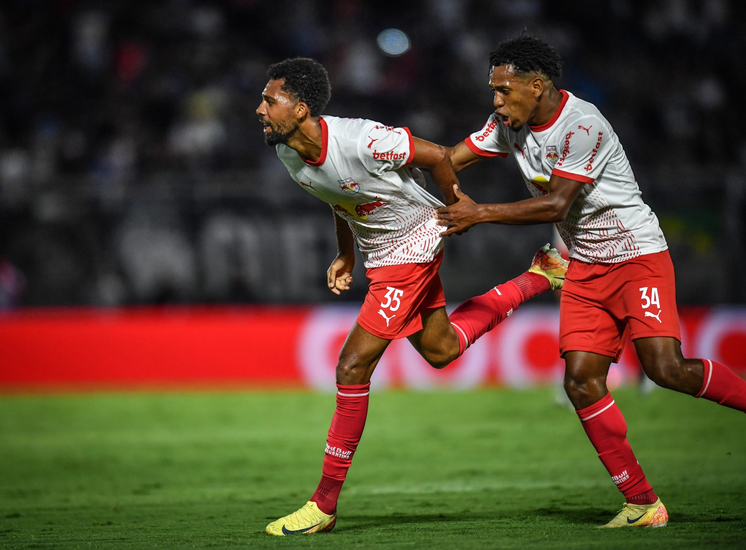 Matheus Fernandes e Andres Hurtado, jogadores do Red Bull Bragantino. (Foto: Ari Ferreira/Red Bull Bragantino)