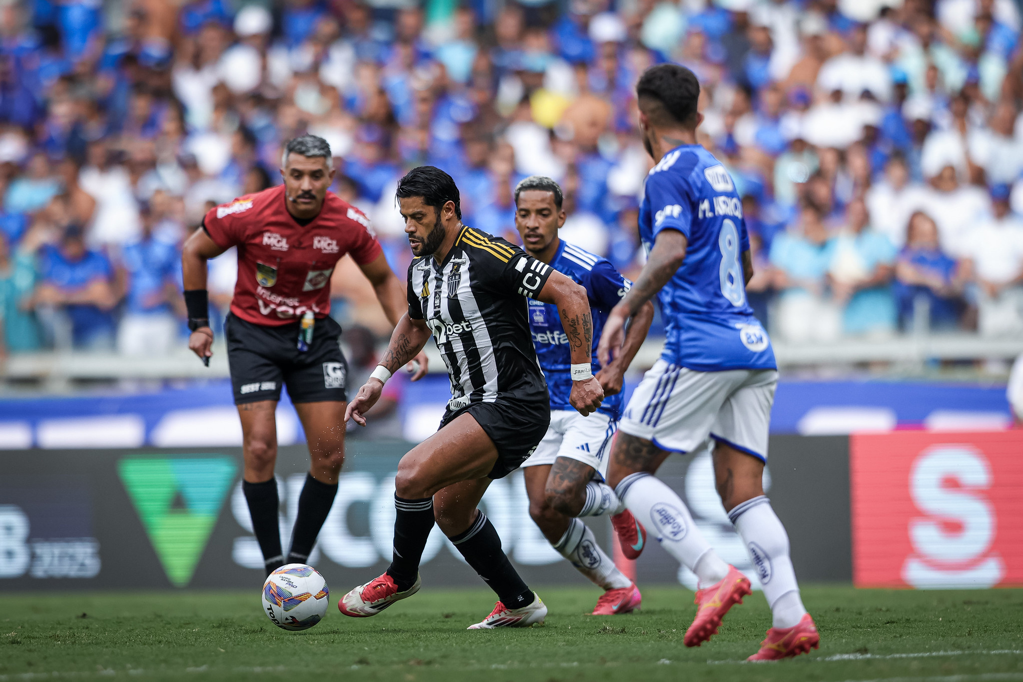 Atlético-MG vence o Cruzeiro por 2 a 0, com dois gols de Hulk. Foto: Pedro Souza/Atlético-MG