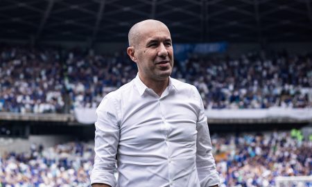 Leonardo Jardim sendo apresentado para a torcida. (Foto: Gustavo Aleixo/Cruzeiro)