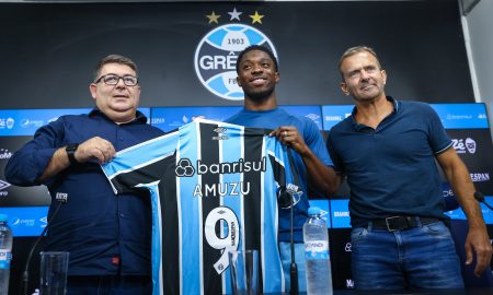 Amuzu é apresentado pelo Grêmio. (Foto: Lucas Uebel/GFBPA)