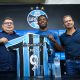 Amuzu é apresentado pelo Grêmio. (Foto: Lucas Uebel/GFBPA)