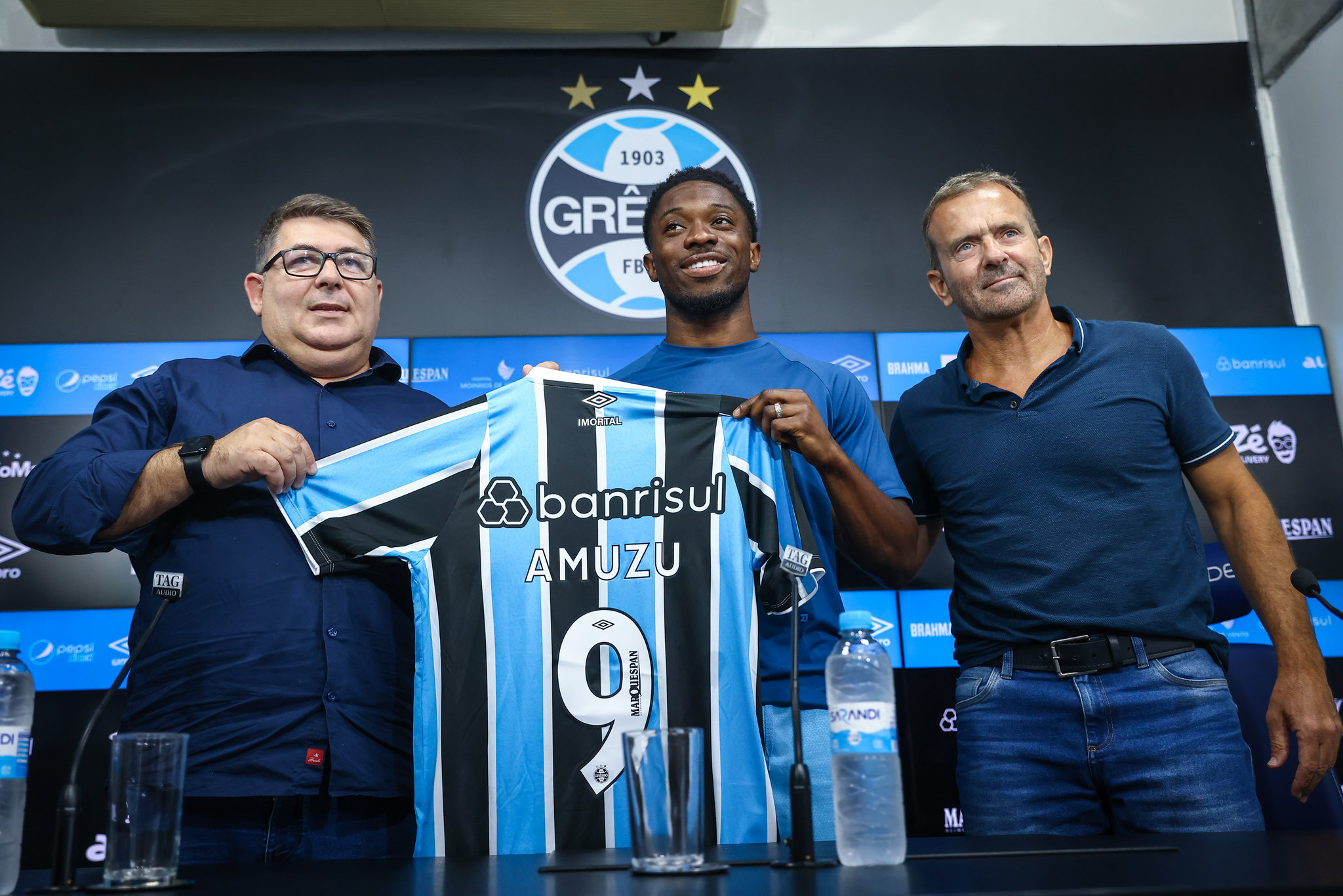 Amuzu é apresentado pelo Grêmio. (Foto: Lucas Uebel/GFBPA)