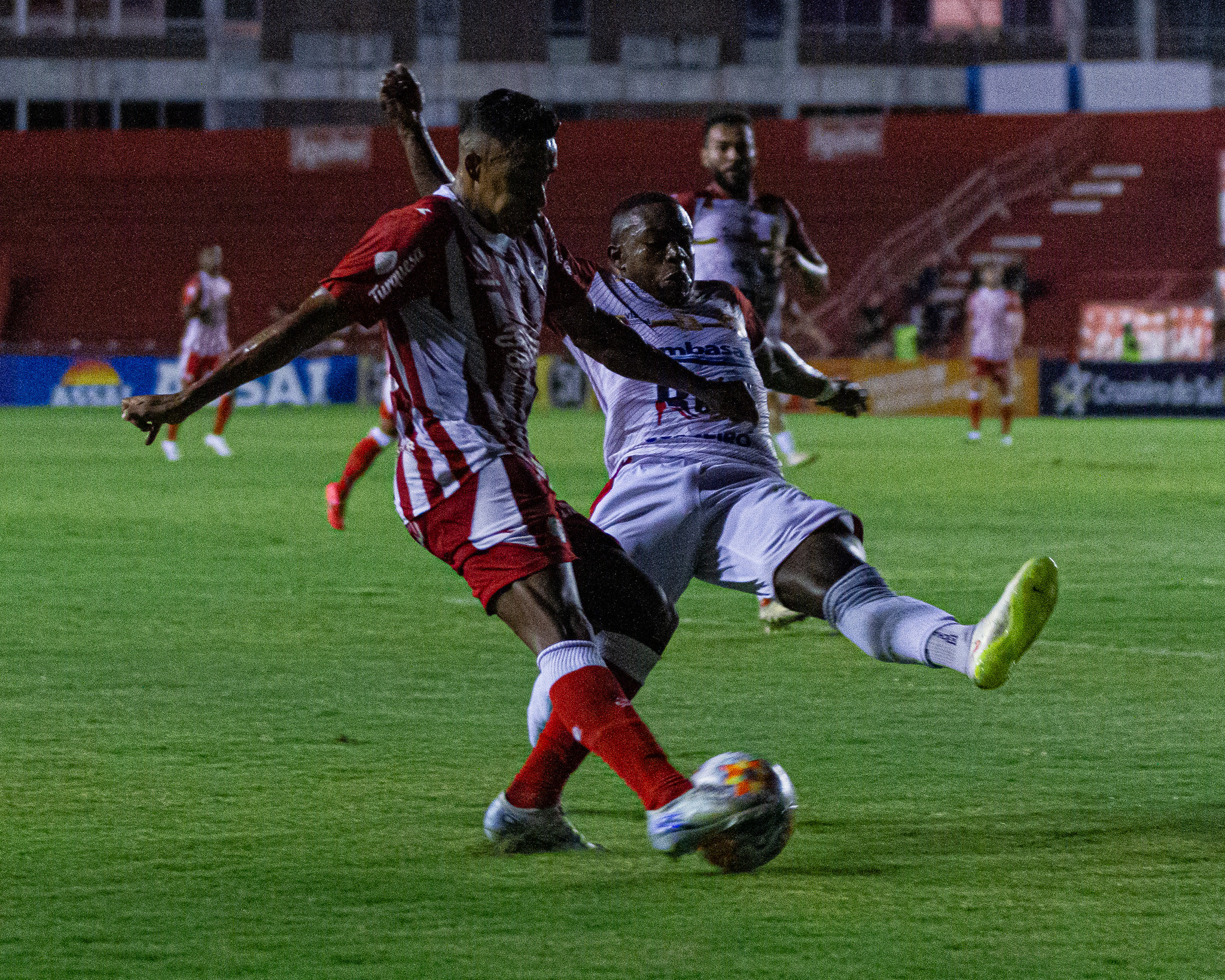 Náutico e Juazeirense em ação nos Aflitos. (Foto: Gabriel França/CNC)