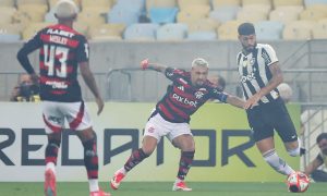 Alexander Barboza e Arrascaeta no clássico (Foto: Vítor Silva/Botafogo)