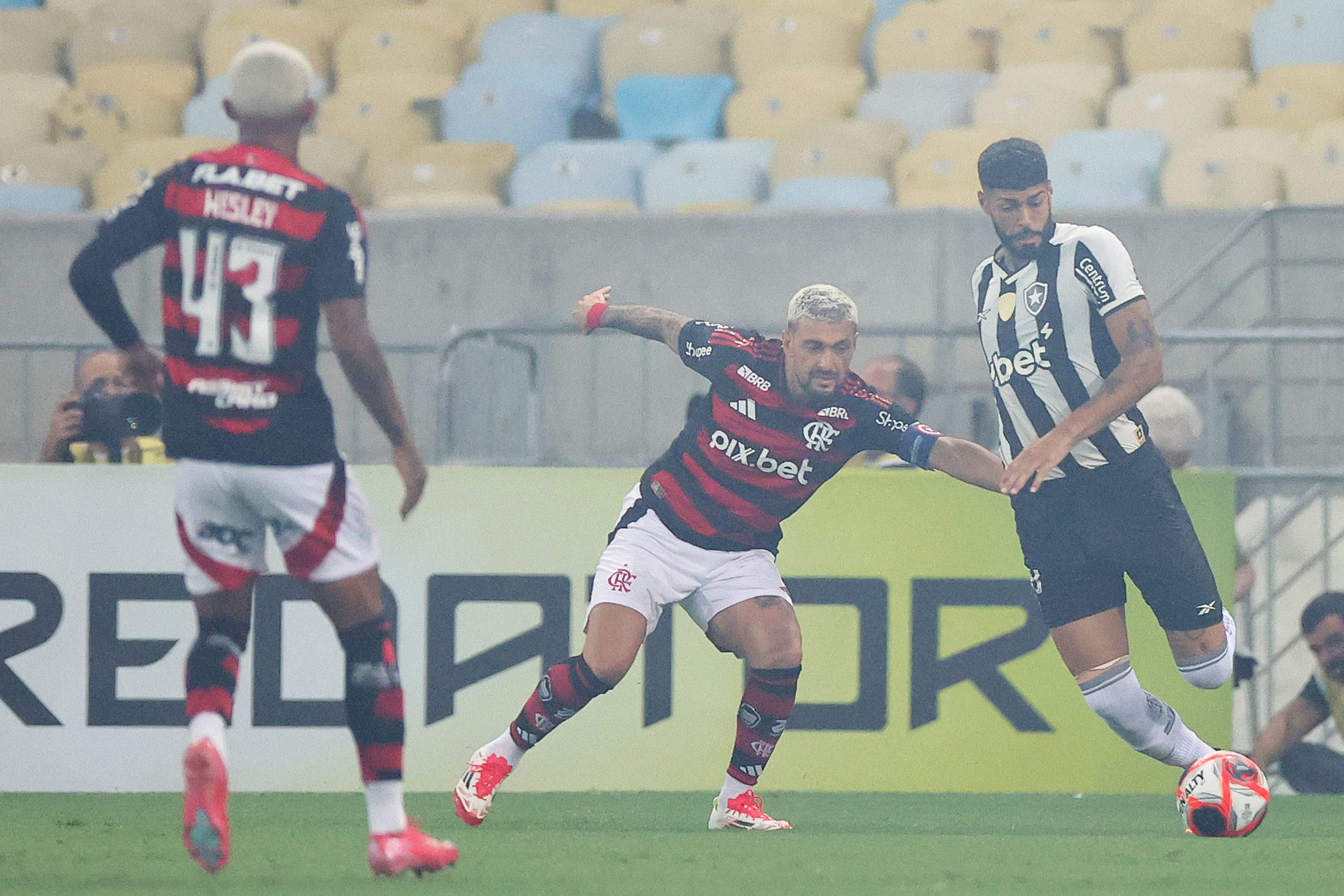 Alexander Barboza e Arrascaeta no clássico (Foto: Vítor Silva/Botafogo)