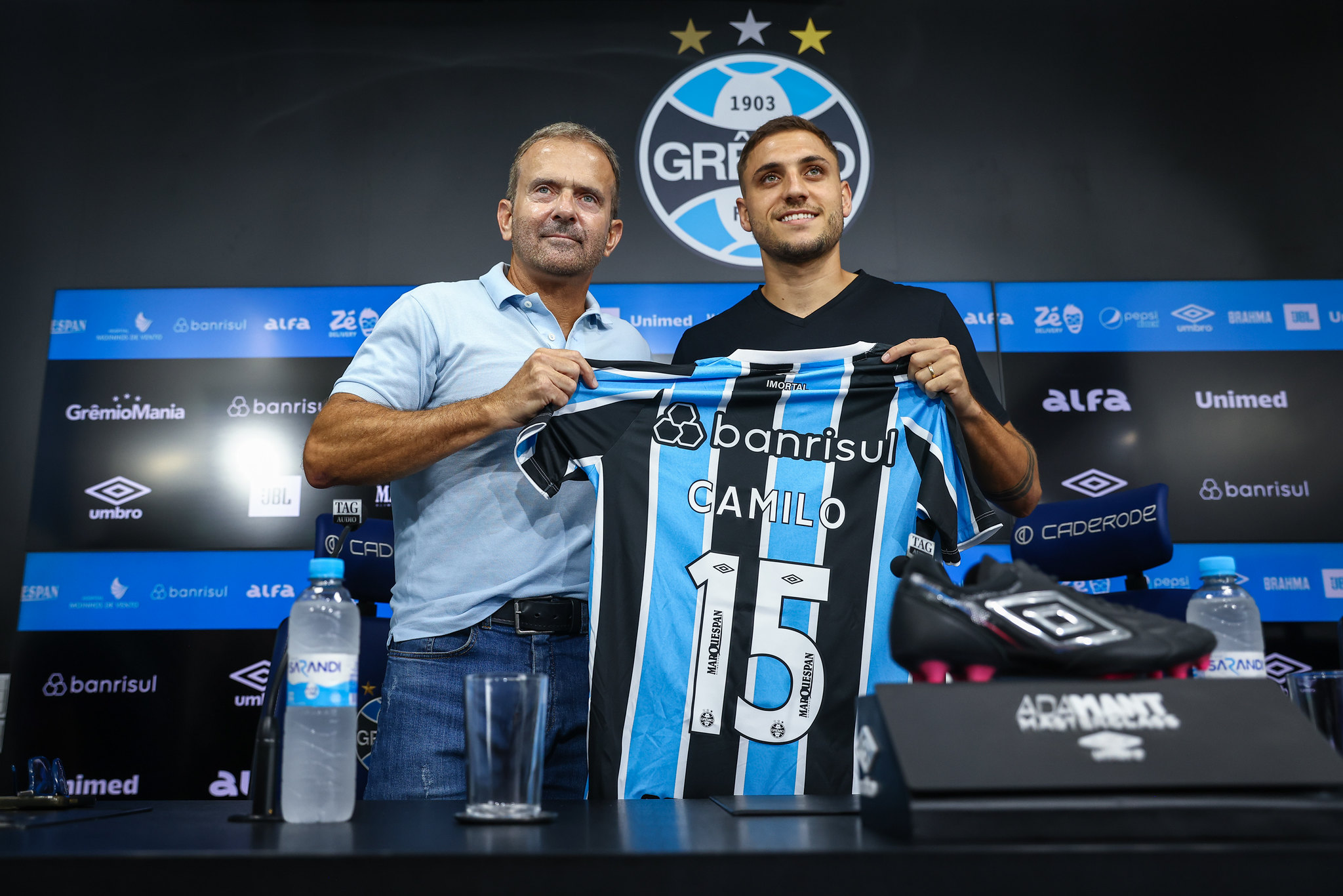 Camilo é apresentado no Grêmio. (Foto: Lucas Uebel/GFBPA)