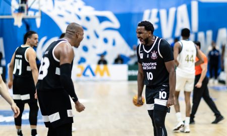 Jogadores do Corinthians comemorando a vitória sobre o Minas pela NBB.