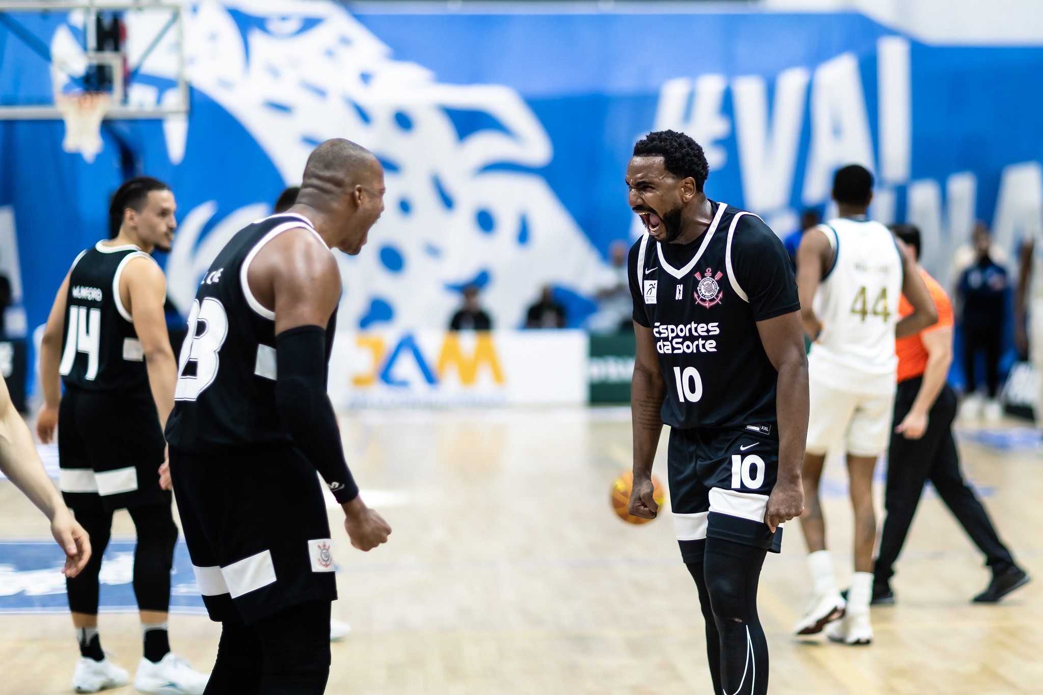 Jogadores do Corinthians comemorando a vitória sobre o Minas pela NBB.