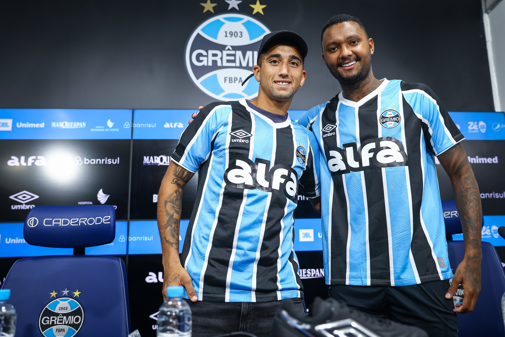 Cristian Olivera e Luan Cândido são apresentados no Grêmio. (Foto: Lucas Uebel/GFBPA)