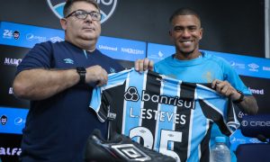 Lucas Esteves é apresentado no Grêmio. (Foto: Caroline Motta/GFBPA)