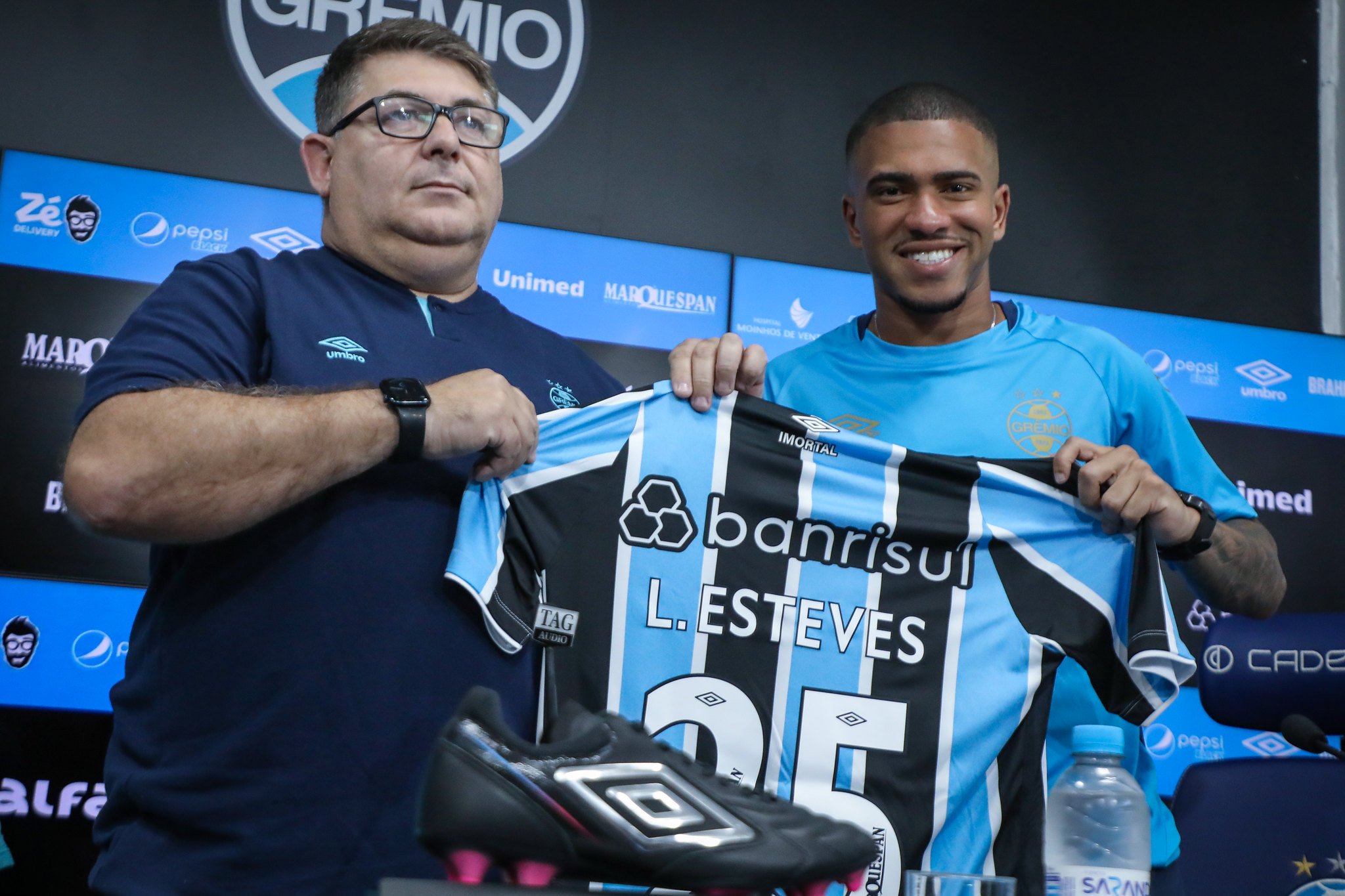 Lucas Esteves é apresentado no Grêmio. (Foto: Caroline Motta/GFBPA)