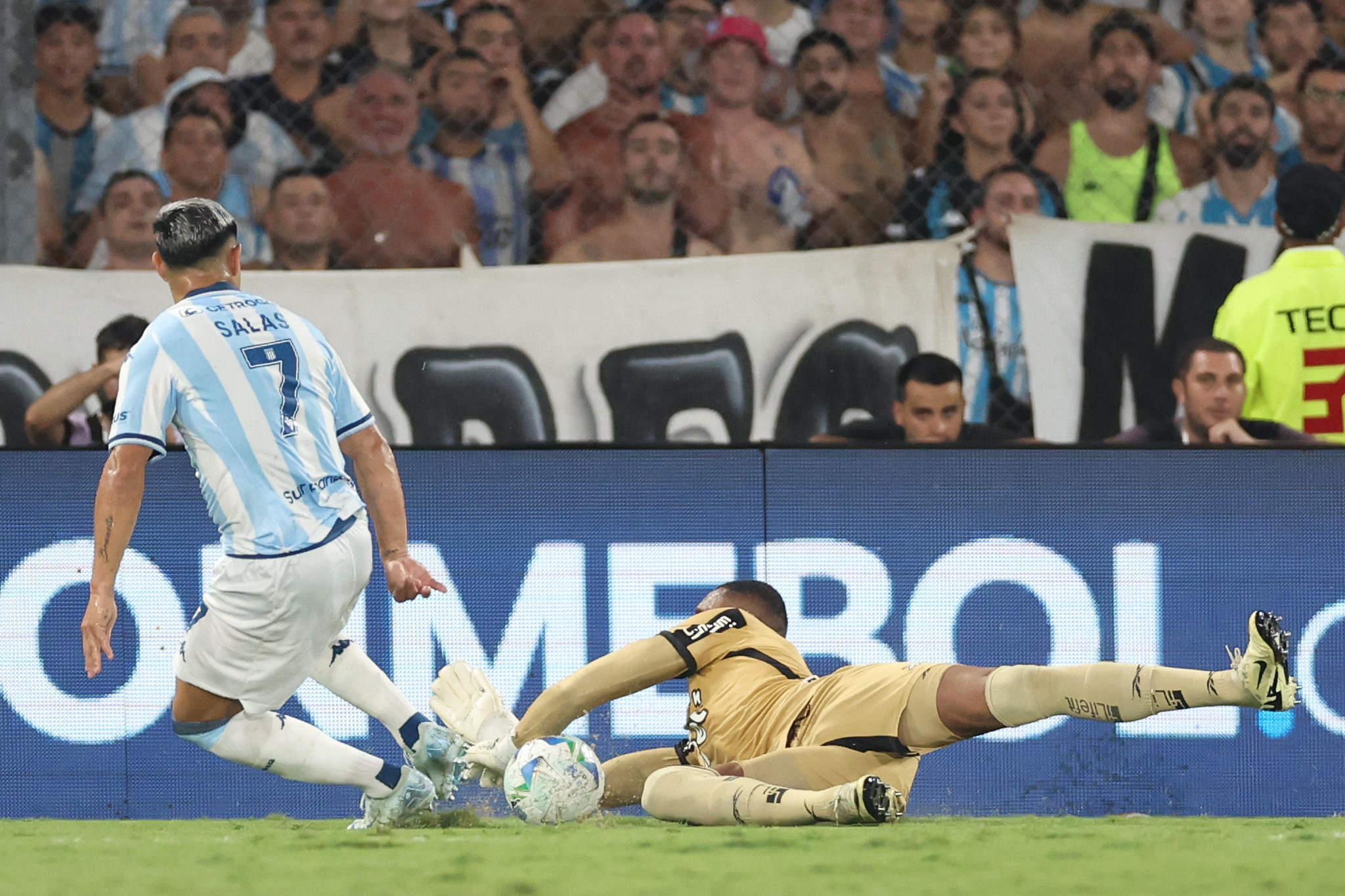 John em atuação contra o Racing. (Foto: Vitor Silva/BFR)