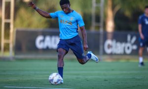 Amuzu em treino pelo Grêmio. (Foto: Lucas Uebel/GFBPA)