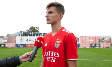 Tiago Coser com a camisa do Benfica. (Foto: João Paulo Trindade/Benfica)