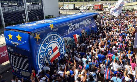 Torcida do Bahia no aeroporto de Salvador. (Foto: Reprodução/ECB)