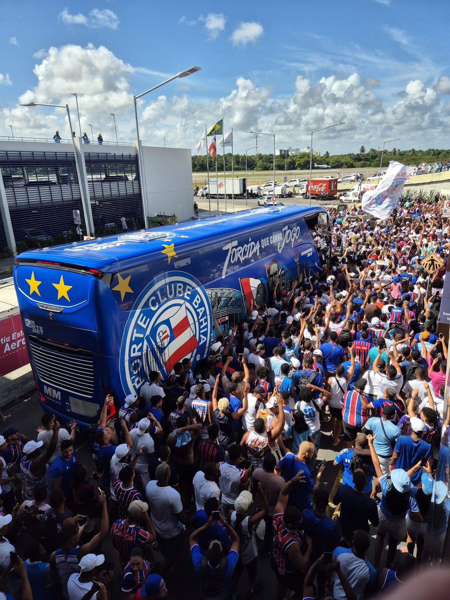 Torcida do Bahia no aeroporto de Salvador. (Foto: Reprodução/ECB)