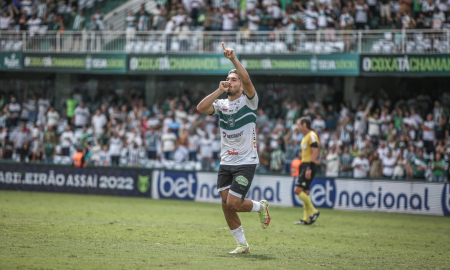 Andrey comemora gol com a camisa do Coritiba. (Foto: Felipe Dalke/CFC)