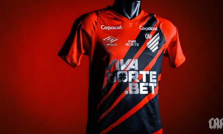 A camisa do Athletico com o patrocínio da Viva Sorte Bet. (Foto: José Tramontin/CAP)